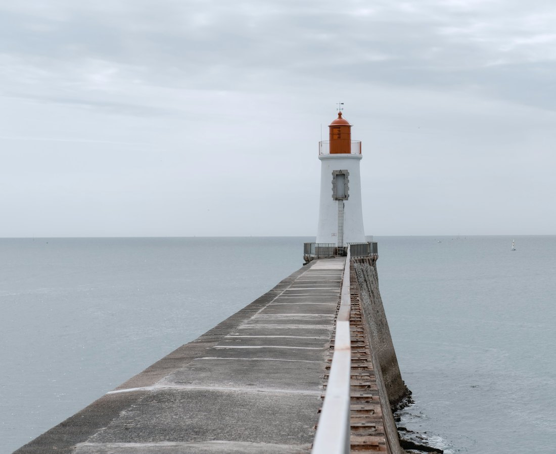 La jetée et le phare rouge des Sables-d'Olonne